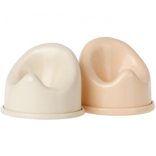 Twee Maileg poppenhuis potjes in off-white en beige naast elkaar.