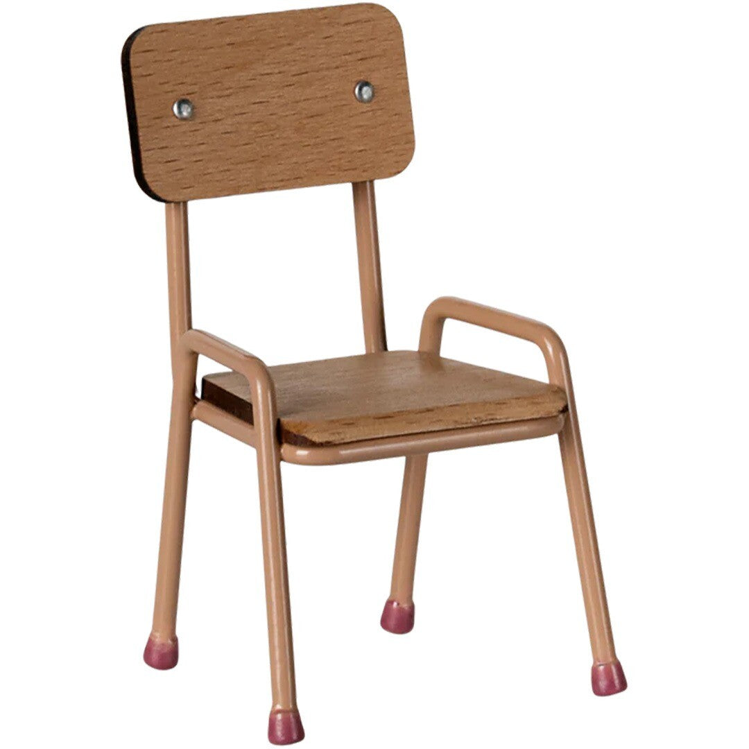 Maileg poppenhuis stoel, een beige metalen stoel met houten zitting en rugleuning.