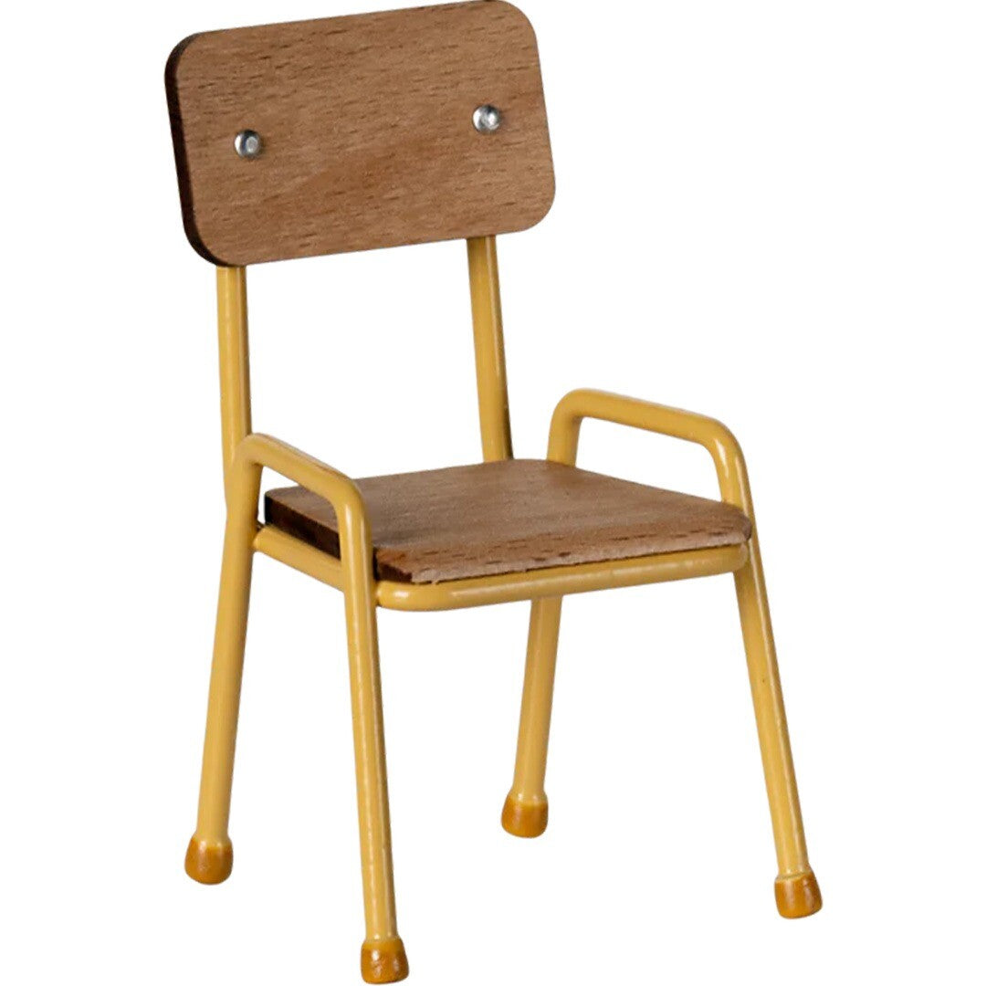 Maileg poppenhuis stoel met geel metalen frame en houten zitting en rugleuning.