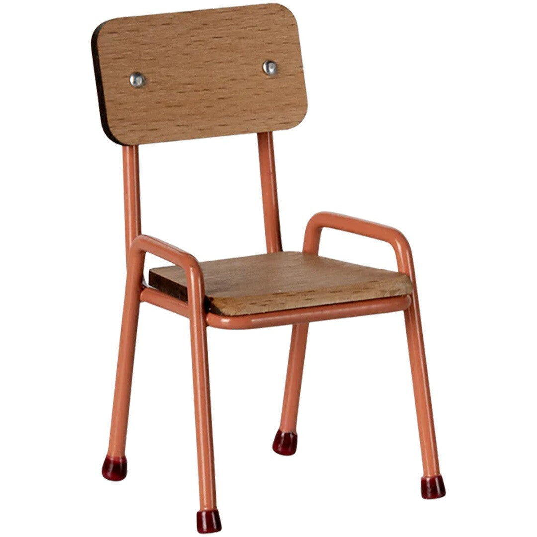Maileg poppenhuis stoel met koraalkleurig metalen frame en houten zitting en rugleuning.