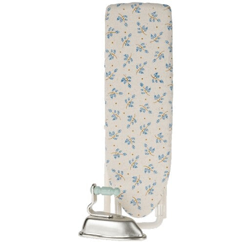 Maileg poppenhuis strijkplank met blauw gebloemde hoes en een zilveren strijkbout.