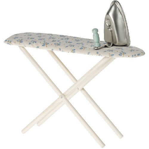 Maileg poppenhuis strijkplank met blauw gebloemde hoes en een zilveren strijkbout, staand op houten poten.