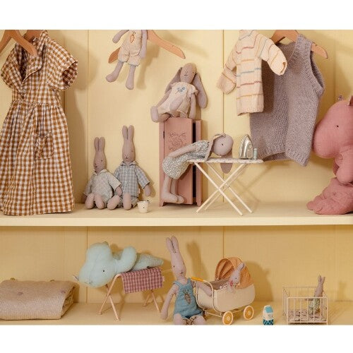 Maileg poppenhuis speelscène met konijnenpoppen en diverse accessoires, waaronder de strijkplank en strijkbout.