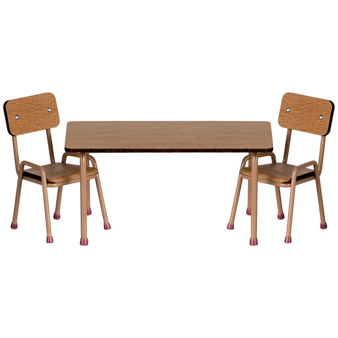 Maileg poppenhuis set met een beige houten tafel en twee stoelen.