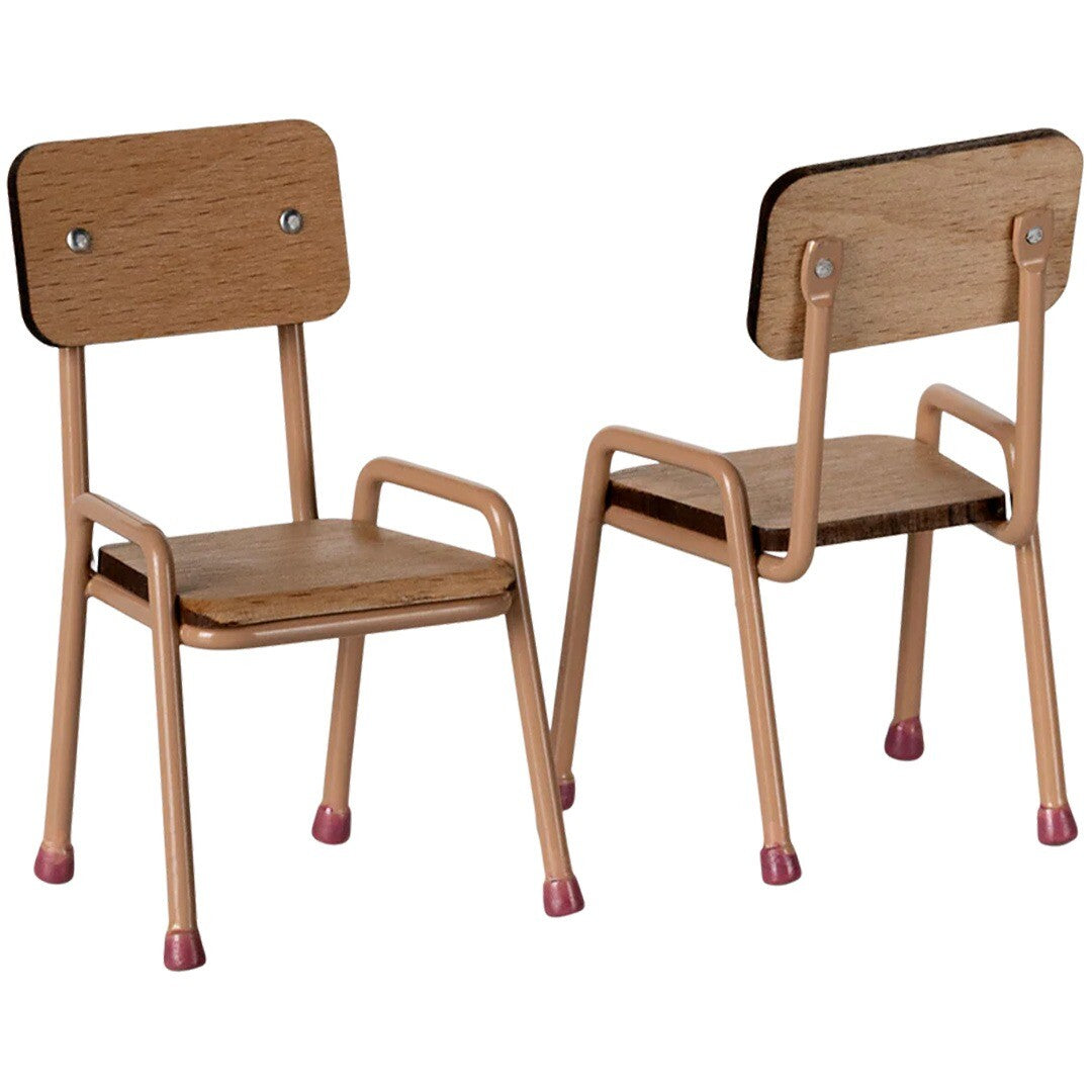 Maileg poppenhuis set met twee beige houten stoelen, één van voren en één van achteren.