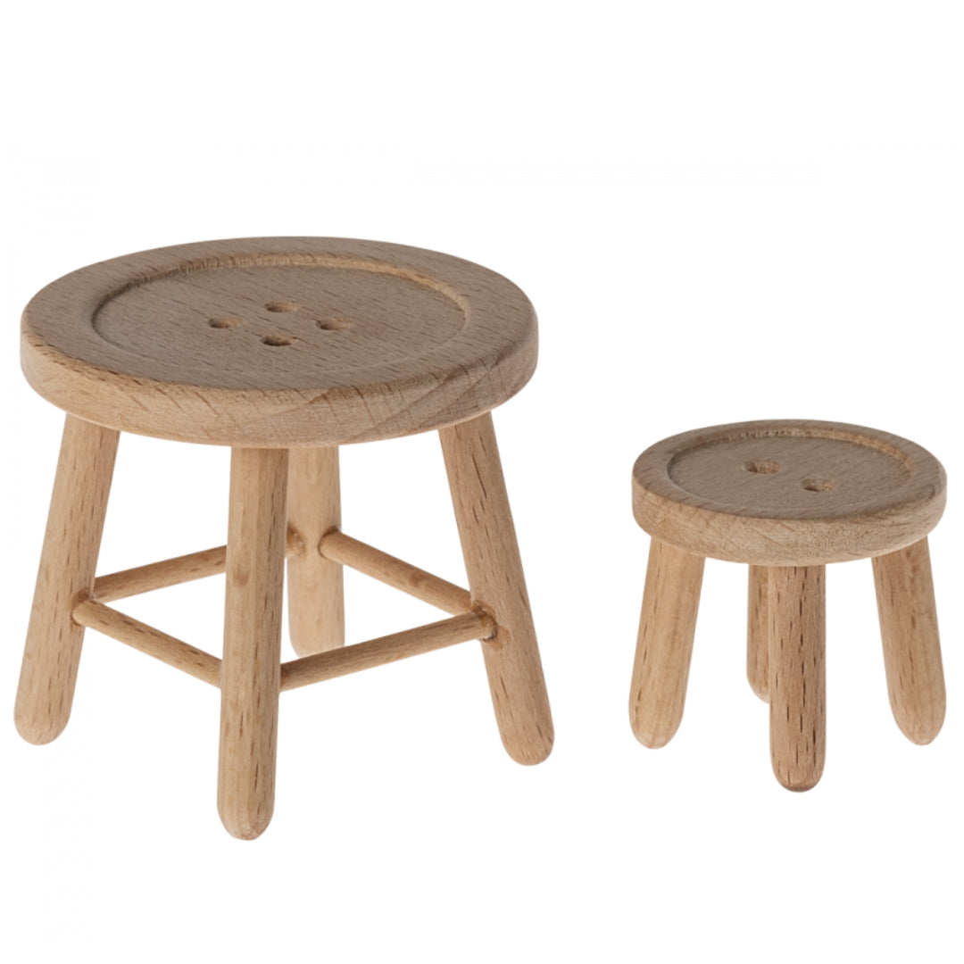 Twee Maileg houten poppenhuis krukjes met knoopdetail, een grote en een kleine.
