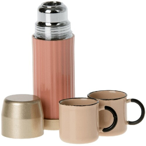 Maileg poppenhuis thermosfles en twee mokken in soft coral en beige.