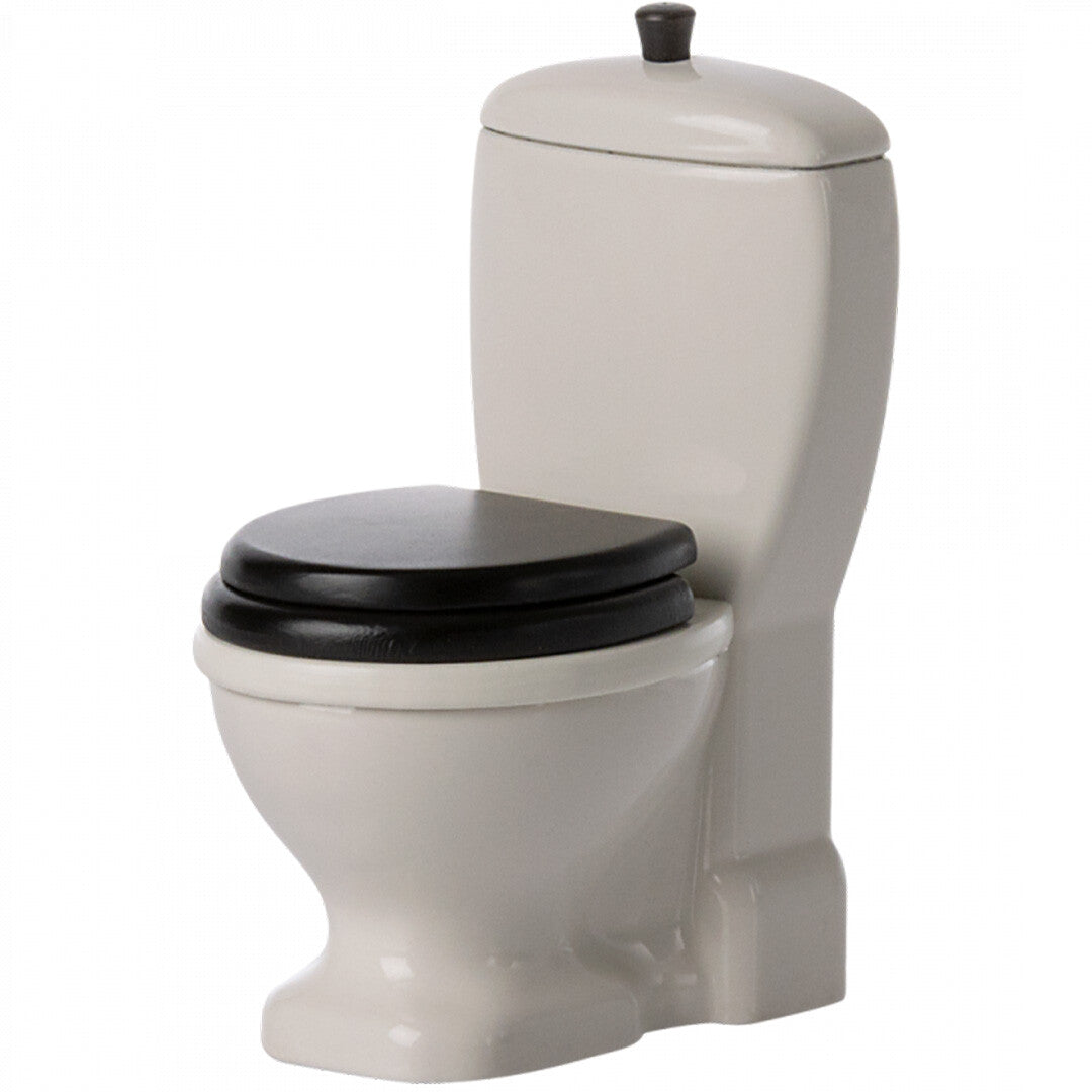 Maileg poppenhuis toilet met gesloten zwarte zitting en deksel.