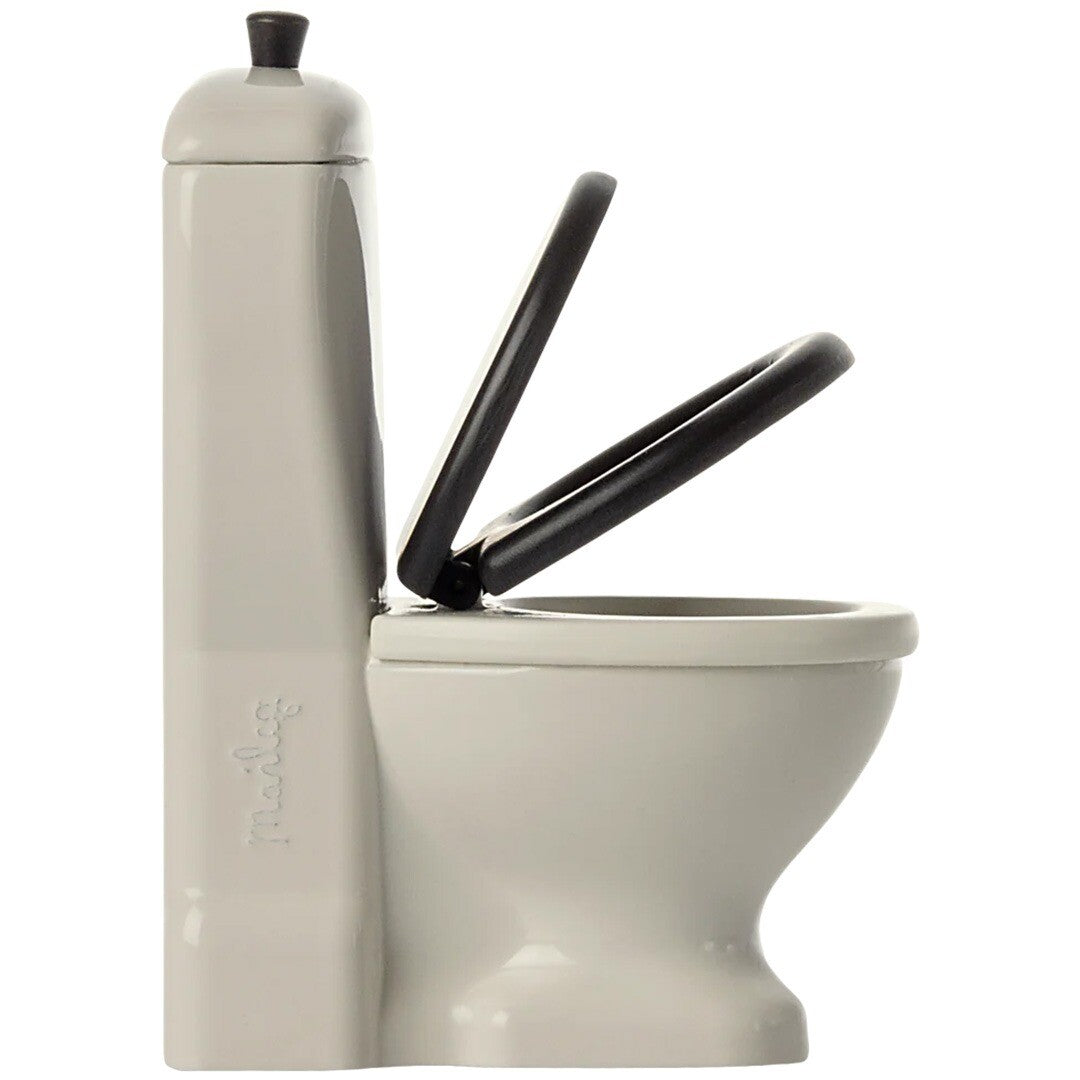 Maileg poppenhuis toilet van de zijkant gezien, met de zitting en deksel omhoog.