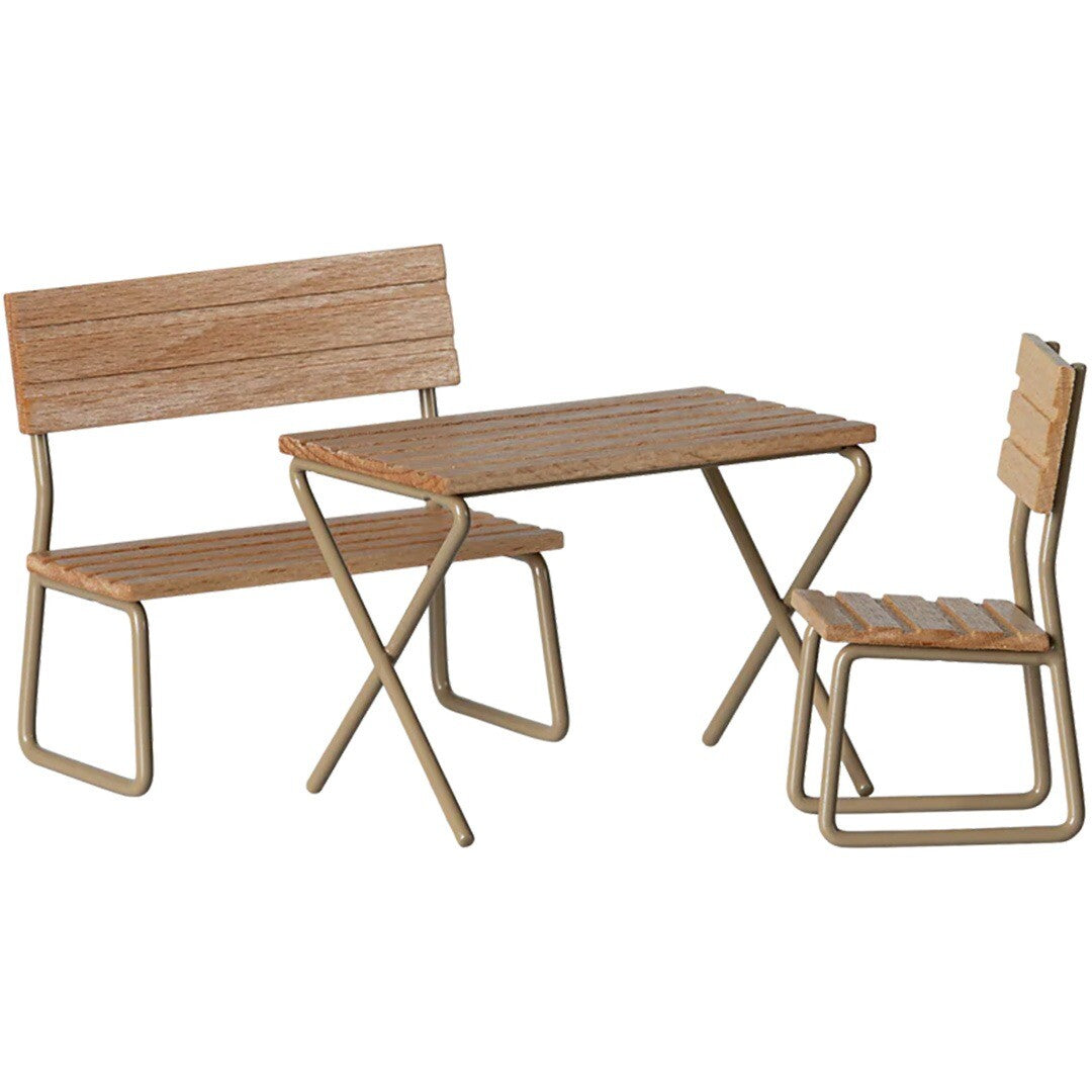 Maileg poppenhuis tuinset met houten bankje, tafel en stoel.
