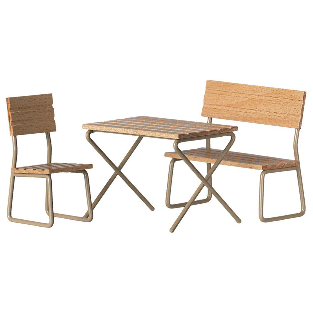Maileg poppenhuis tuinset met houten tafel, stoel en bankje.