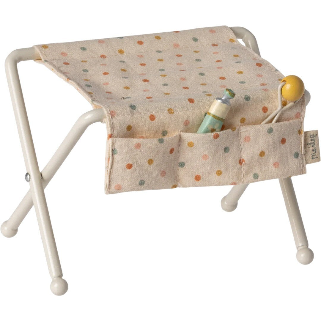 Maileg poppenhuis verzorgingstafel met stippenpatroon en kleine accessoires in de zakjes.