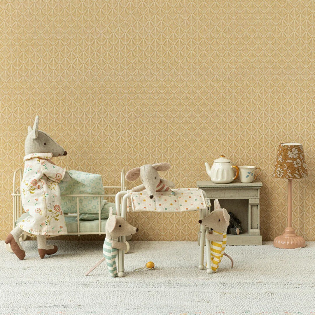 Maileg muizen in een poppenhuis slaapkamer met de verzorgingstafel en andere meubels.