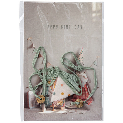 Verpakking van de Maileg poppenhuis vlaggenslinger met een 'Happy Birthday' kaart.