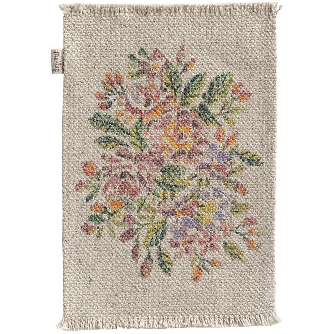 Maileg poppenhuis vloerkleed met gebloemd patroon en franjes.