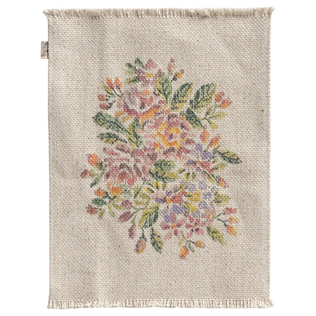 Maileg poppenhuis vloerkleed met een gebloemd patroon op een beige ondergrond en franjes aan de randen.