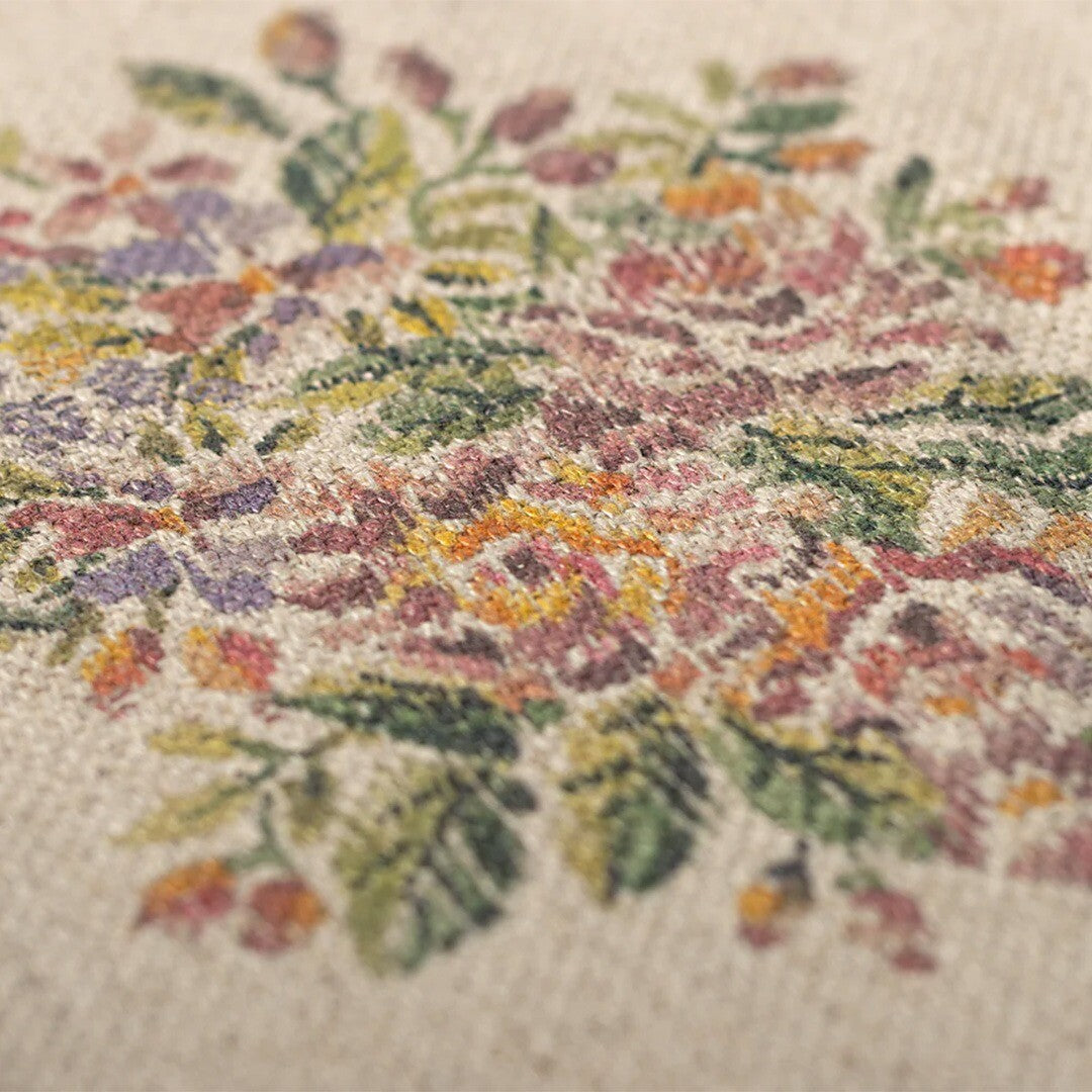 Detailopname van het gebloemde patroon op het Maileg poppenhuis vloerkleed, met de textuur van de stof duidelijk zichtbaar.