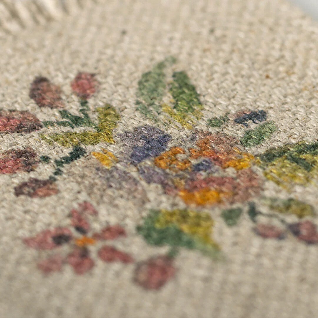 Detailopname van het gebloemde patroon op het Maileg poppenhuis vloerkleed.