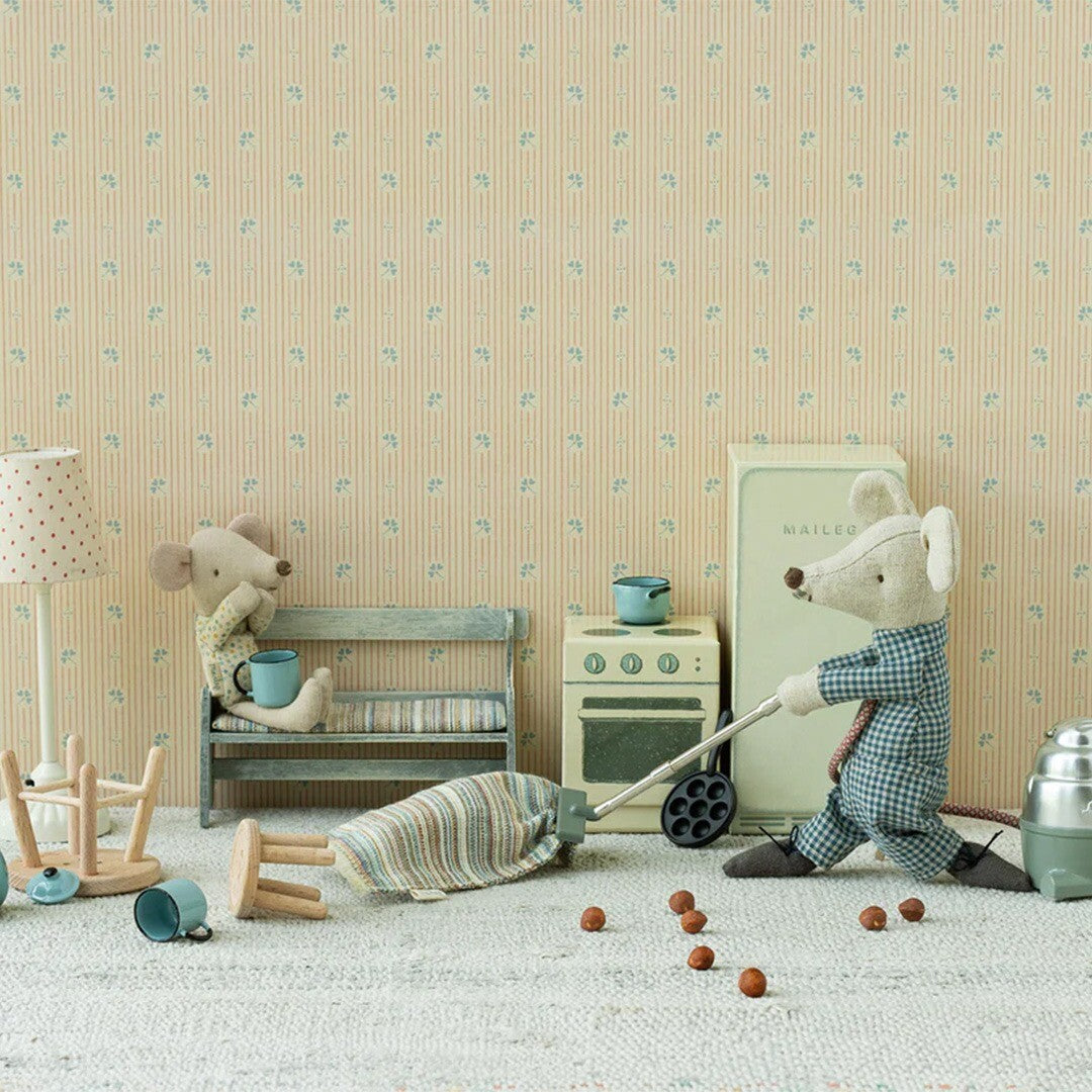 Maileg gestreept poppenhuis vloerkleed in een speelscène met muizenfiguren.