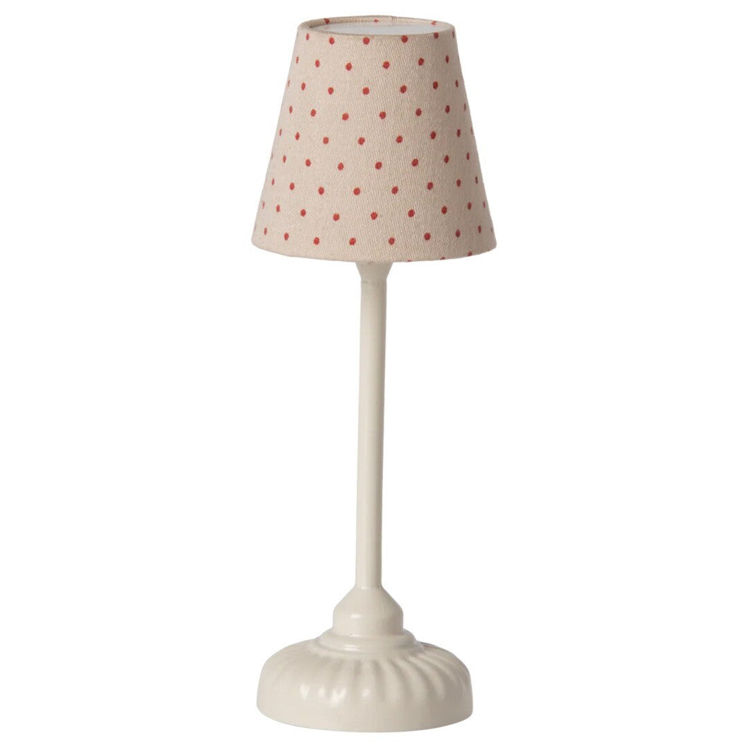 Maileg poppenhuis vloerlamp met beige voet en kap met rode stippen.