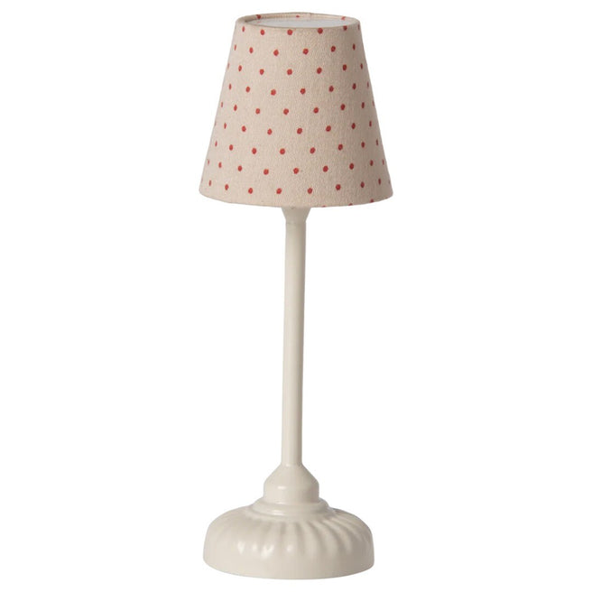 Maileg poppenhuis vloerlamp met beige voet en kap met rode stippen.