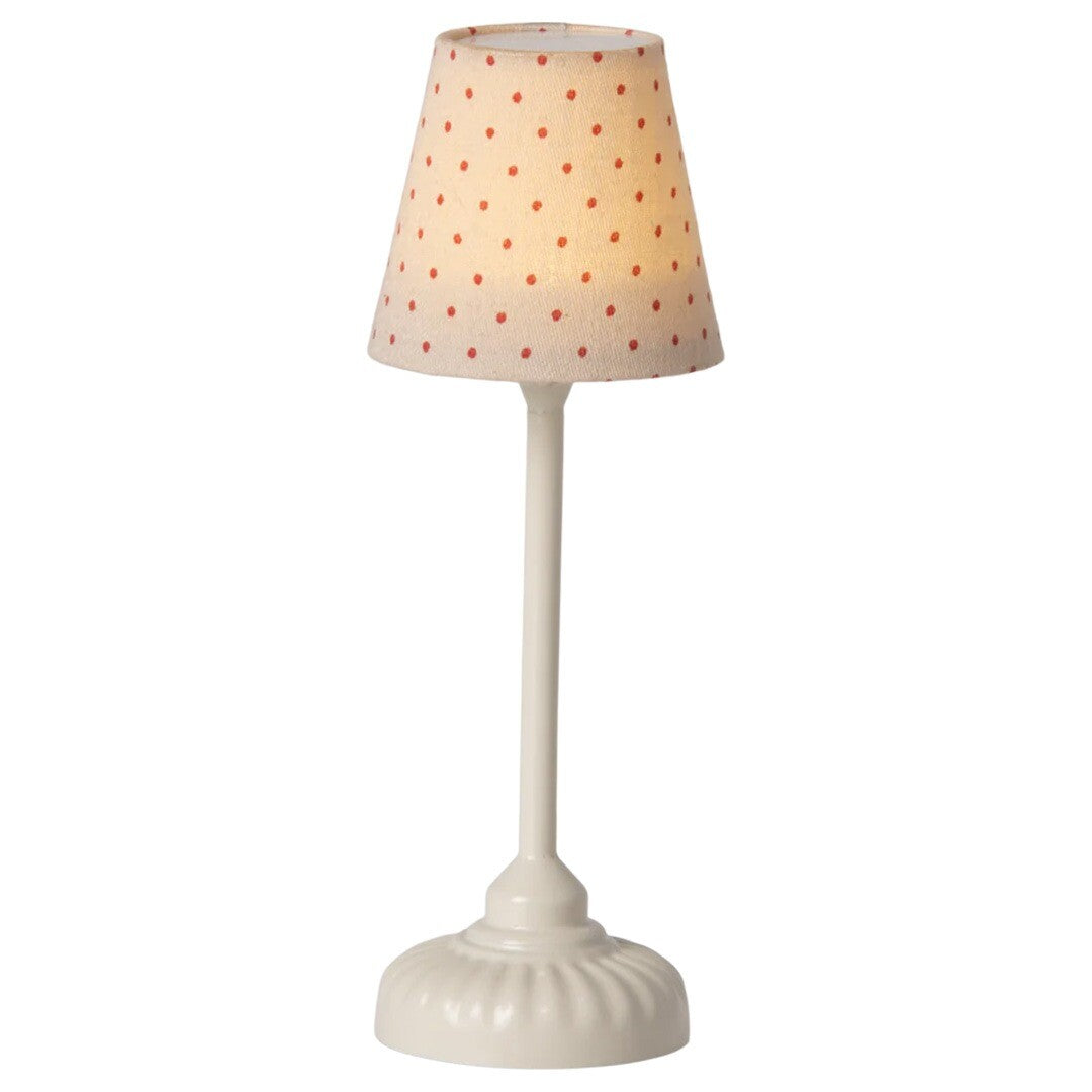 Maileg poppenhuis vloerlamp met beige voet en verlichte kap met rode stippen.