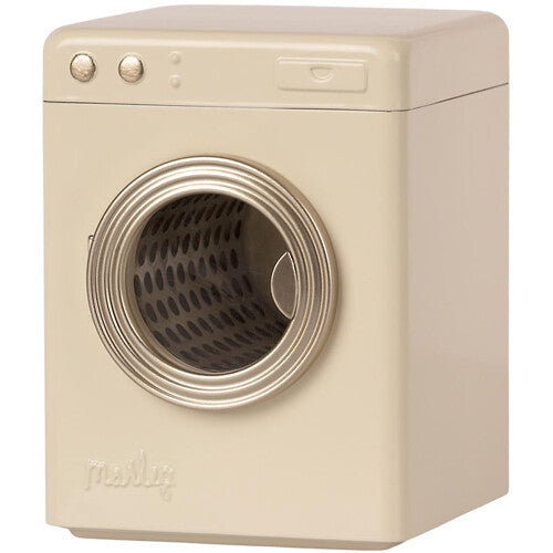 Maileg poppenhuis wasmachine in beige kleur met gesloten deur.