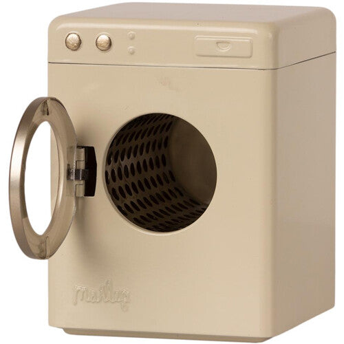 Maileg poppenhuis wasmachine in beige kleur met open deur.