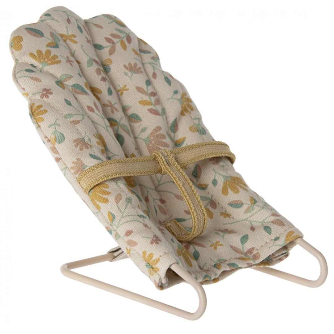 Maileg poppenhuis wipstoeltje met beige gebloemde stof en geschulpte rand.
