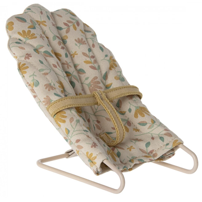 Maileg poppenhuis wipstoeltje met beige gebloemde stof en geschulpte rand.