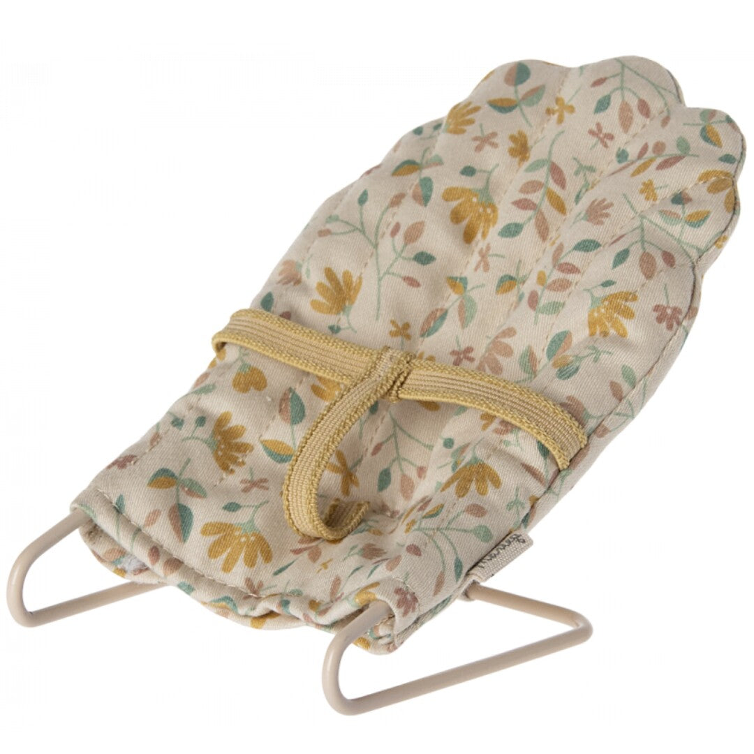 Maileg poppenhuis wipstoeltje met beige gebloemde stof en geschulpte rand.
