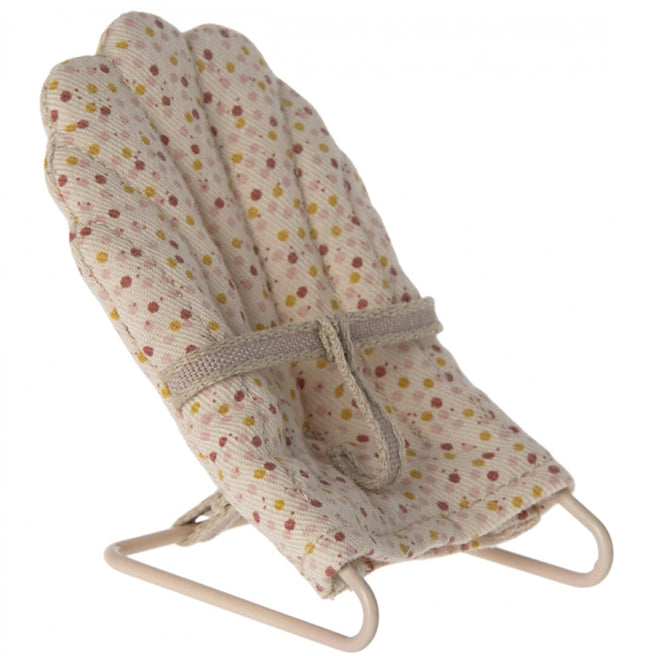 Maileg poppenhuis wipstoeltje met geschulpte rugleuning en spikkels.