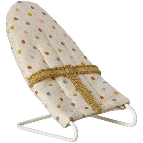 Maileg poppenhuis wipstoeltje met beige stof met stippen en een geel tuigje.
