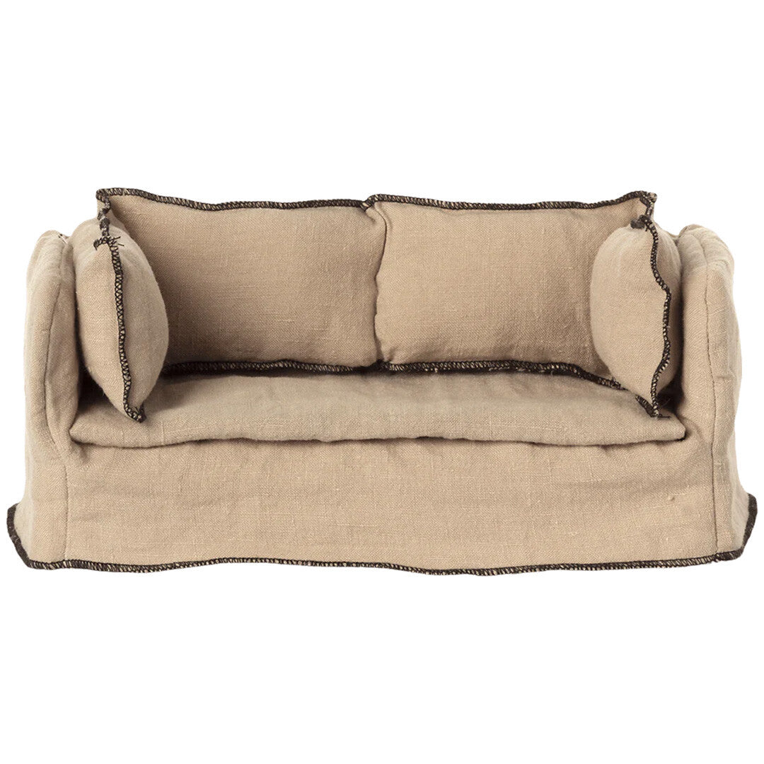 Maileg beige stoffen poppenhuisbank met donkere stiksels.