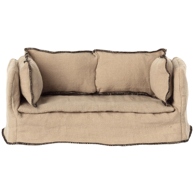 Maileg beige stoffen poppenhuisbank met donkere stiksels.