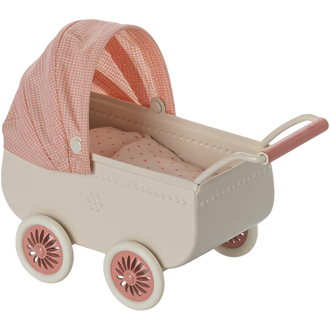 Maileg poppenkinderwagen in crème met roze geruite kap en roze wielen, schuin van voren gefotografeerd.