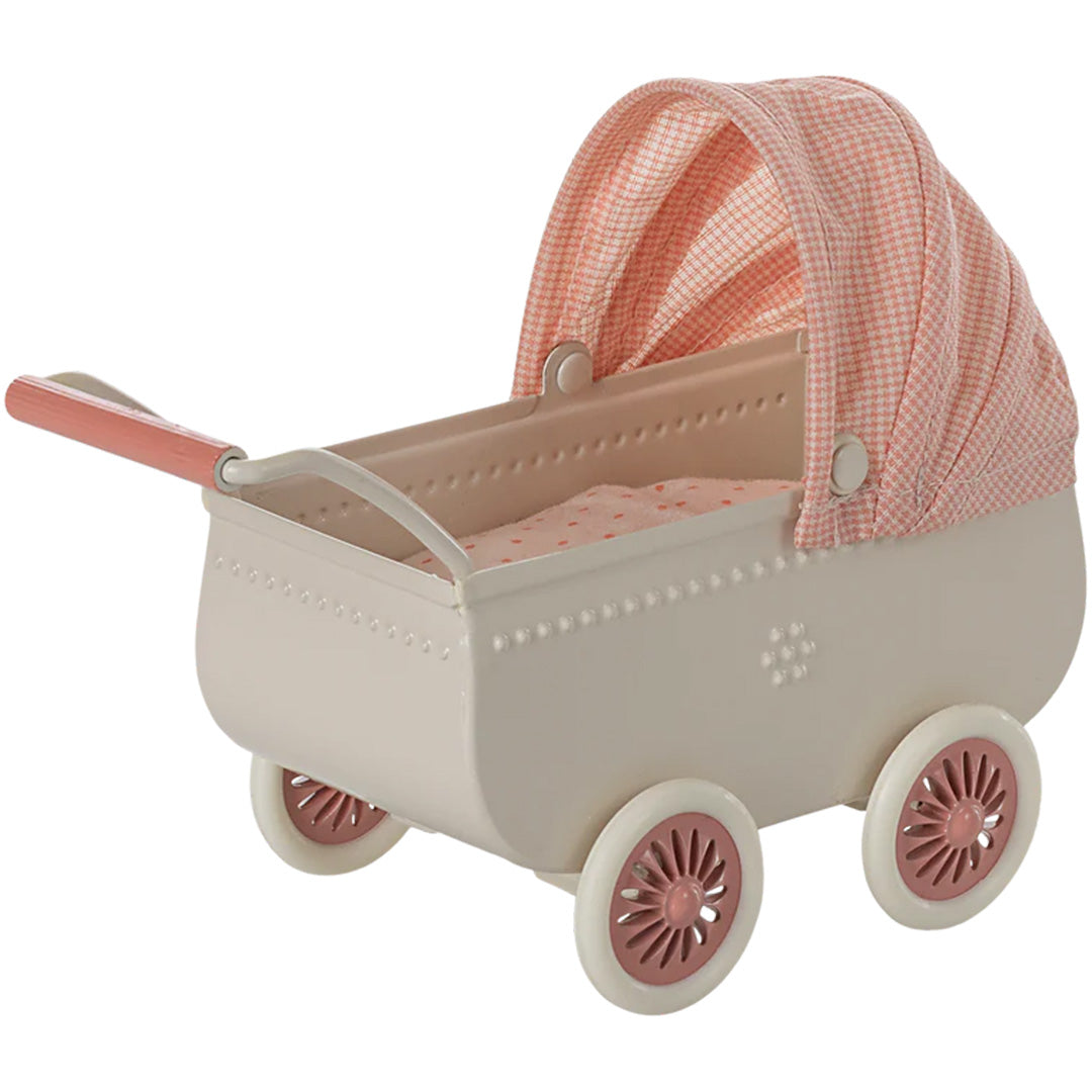 Maileg poppenkinderwagen in crème met roze geruite kap en roze wielen, schuin van de zijkant gefotografeerd.