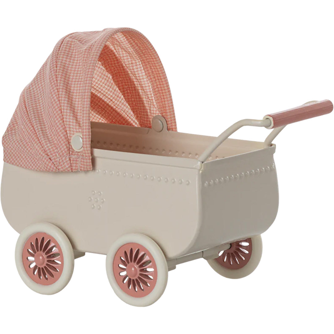 Maileg poppenkinderwagen in crème met roze geruite kap en roze wielen, schuin van achteren gefotografeerd.