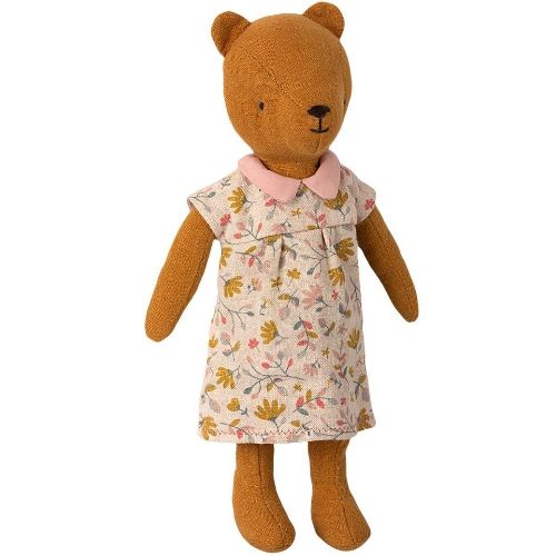 Maileg teddybeer pop draagt de beige bloemetjesjurk met roze kraag.