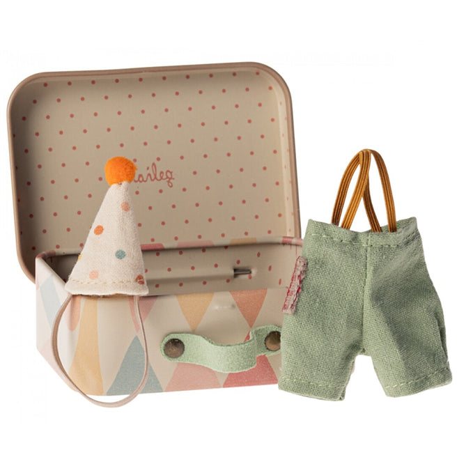 Maileg poppenkleding met een open metalen koffer, een feestmuts met stippen en groene korte broek met bretels.