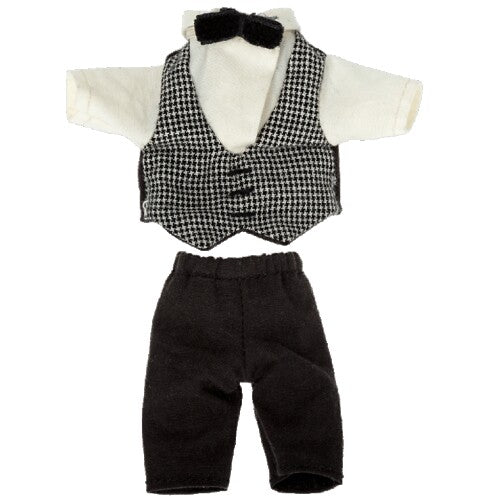 Maileg poppenkleding voor grote broer butler, bestaande uit een wit overhemd, geruit gilet, zwarte strik en zwarte broek.