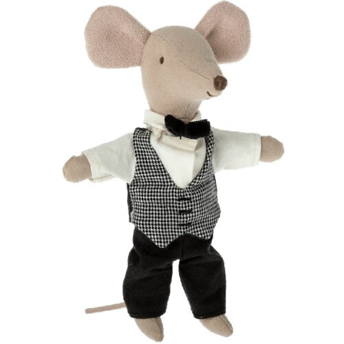 Maileg muispop gekleed in de butler outfit met wit overhemd, geruit gilet, zwarte strik en zwarte broek.