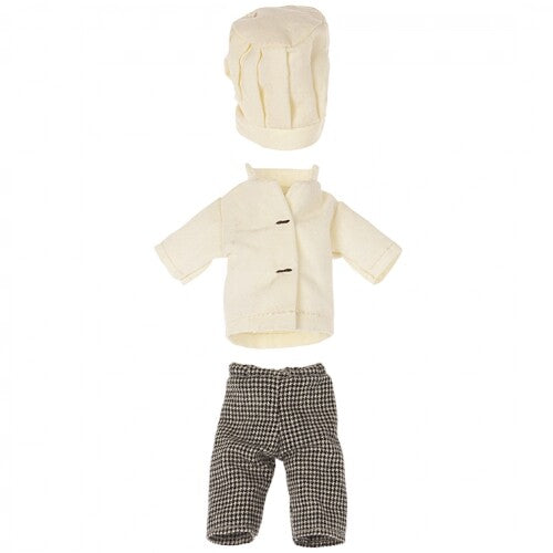 Maileg poppenkleding set voor een chef-kok, bestaande uit een koksmuts, jasje en geruite broek.