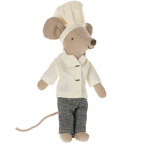 Maileg muispop gekleed als chef-kok met een witte koksmuts, jasje en geruite broek.