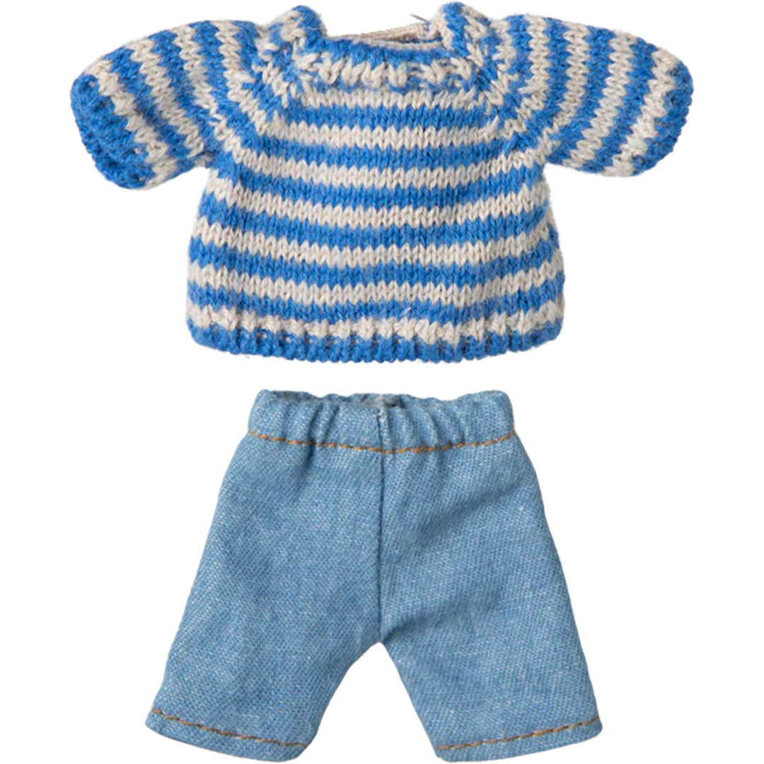 Maileg poppenkleding set met een blauw-wit gestreepte gebreide trui en een lichtblauwe broek.