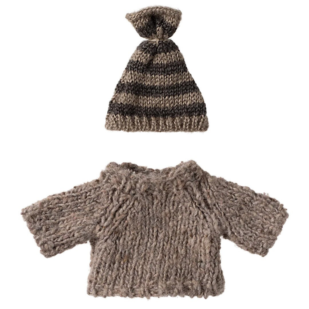 Maileg poppenkleding: een bruine gebreide trui en een gestreepte muts.