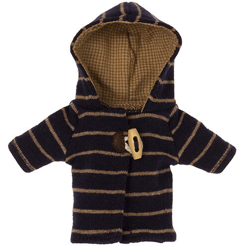 Maileg poppenkleding jasje met capuchon, marineblauw gestreept en met houten knoop.