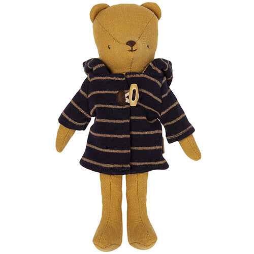 Maileg poppenkleding jasje met capuchon, marineblauw gestreept, gedragen door een teddybeerpop.