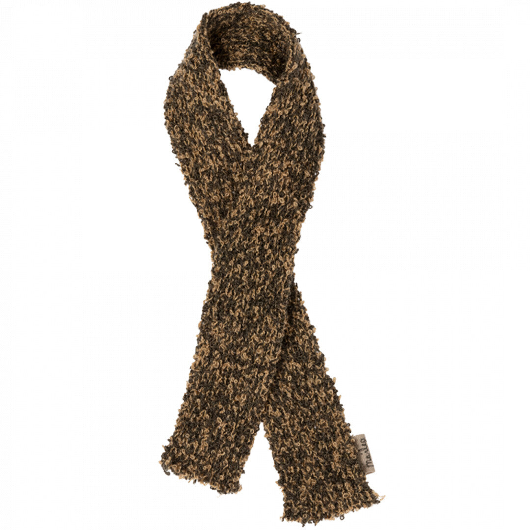 Maileg bruine sjaal met textuur voor poppenkleding.