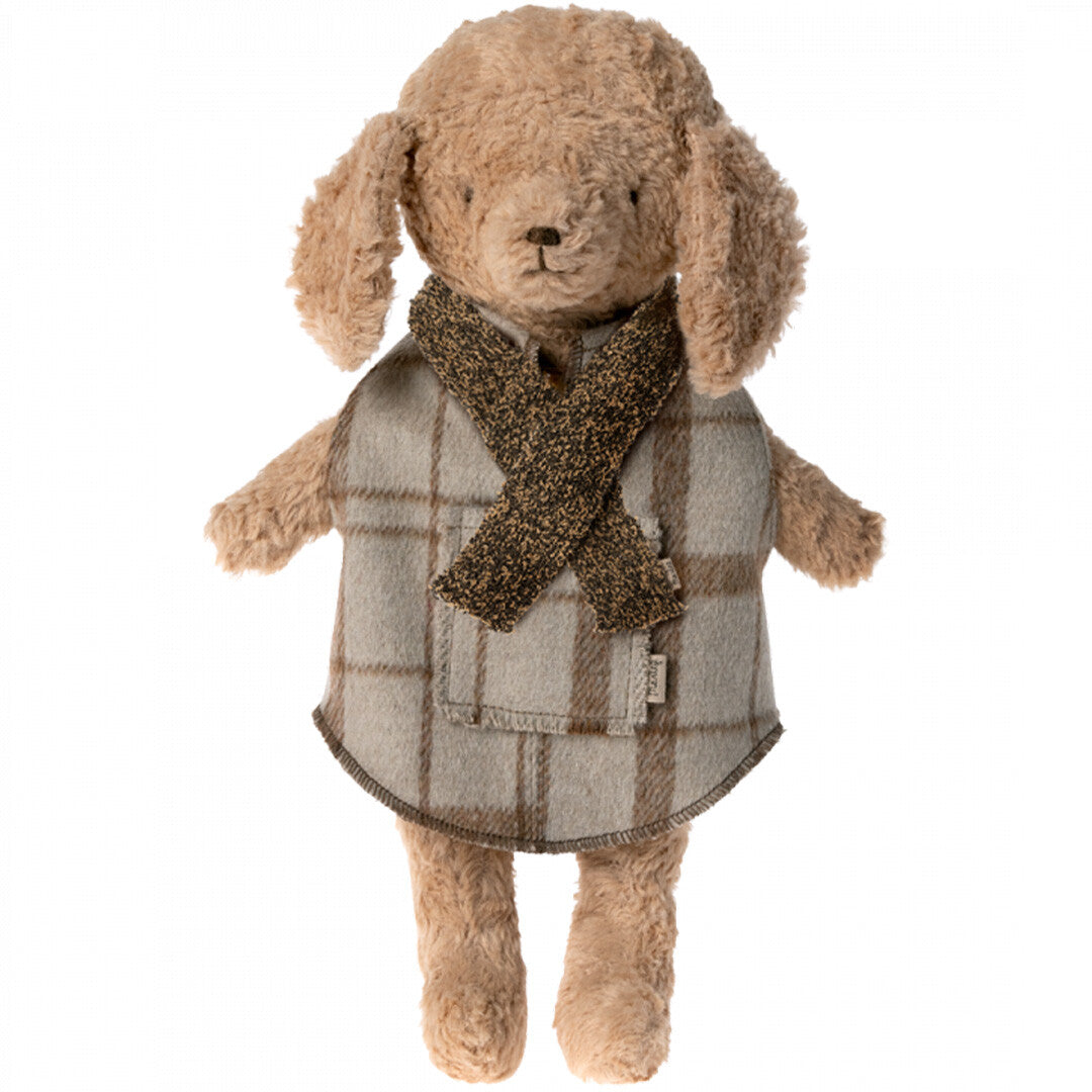 Maileg knuffelhond met bruine sjaal en geruite cape.